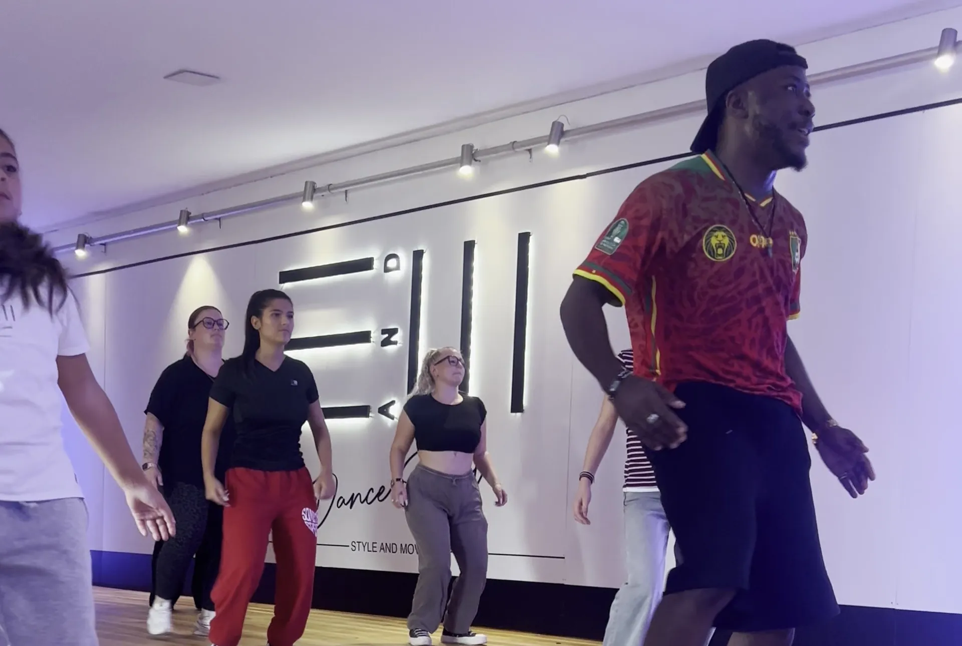 Larry et des élèves dansent l’afro pendant le cours débutant au studio Style and Move, à Marchienne-au-Pont