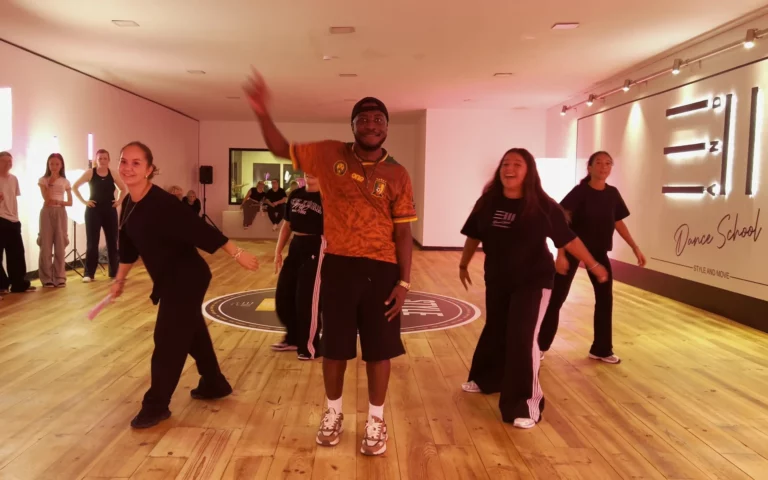 Des élèves dansent l’afro pendant un cours au studio Style and Move, à Marchienne-au-Pont