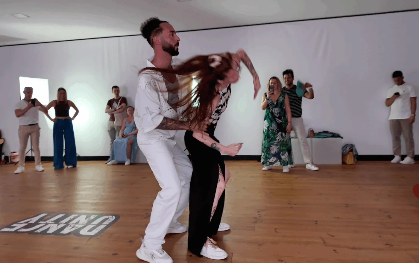 Un couple danse la bachata pendant un cours chez Style and Move
