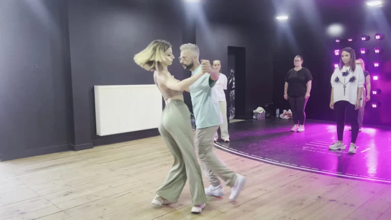 Thierry et Alicia dansent la bachata devant les élèves du cours débutant du mardi, au studio Style and Move, à Marchienne-au-Pont