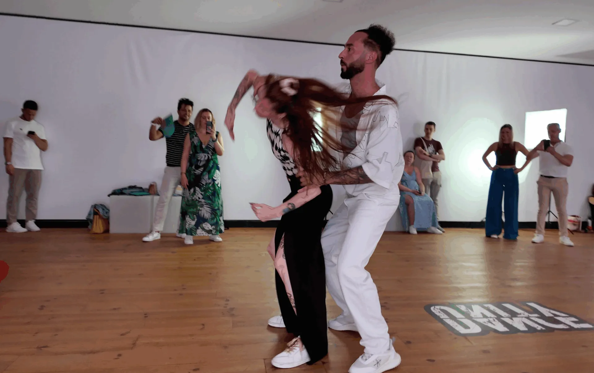 Un couple danse la bachata pendant un cours au studio Style and Move, à Marchienne-au-Pont