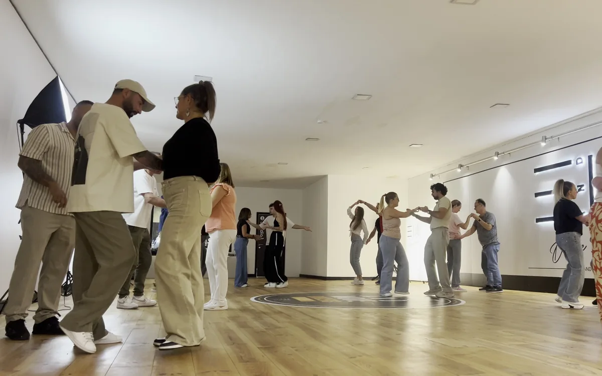 Fabian et Lauranne dansent la bachata pendant le cours du jeudi, au studio Style and Move