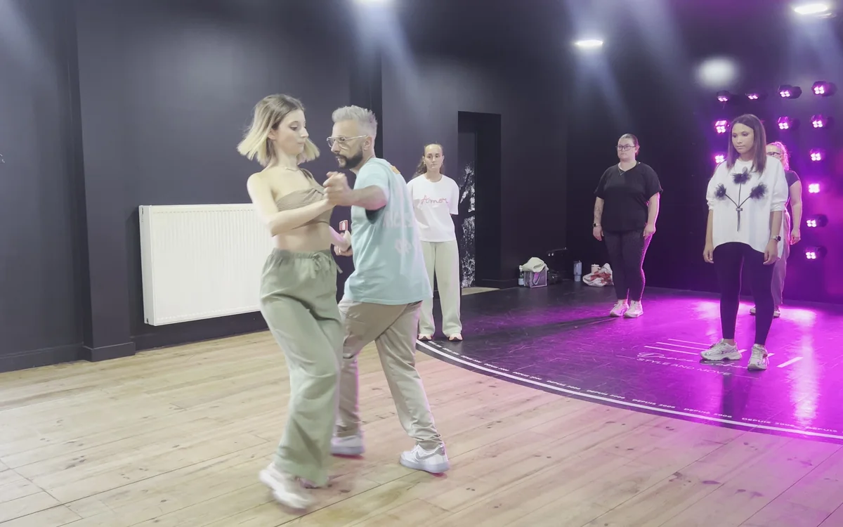 Thierry et Alicia dansent la bachata devant les élèves du cours du mardi, au studio Style and Move