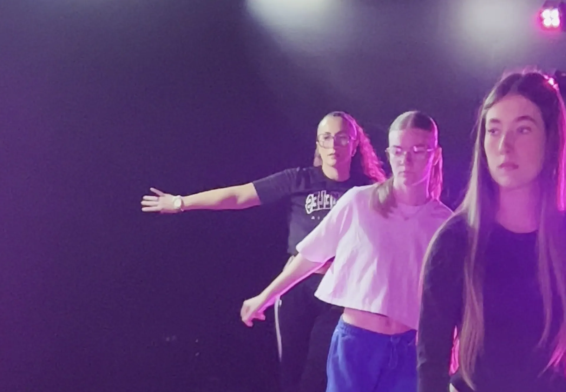 Trois élèves dansent le contemporain pendant un cours au studio Style and Move, à Marchienne-au-Pont