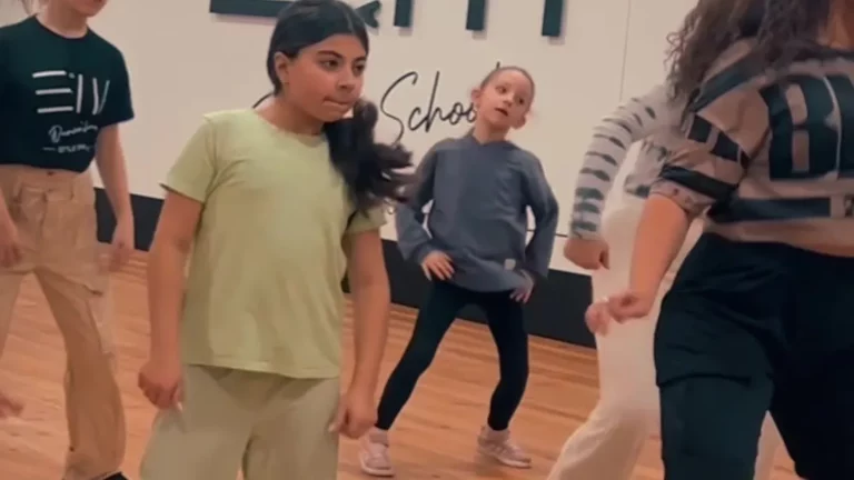 Des enfants dansent ensemble pendant un cours au studio Style and Move, à Marchienne-au-Pont