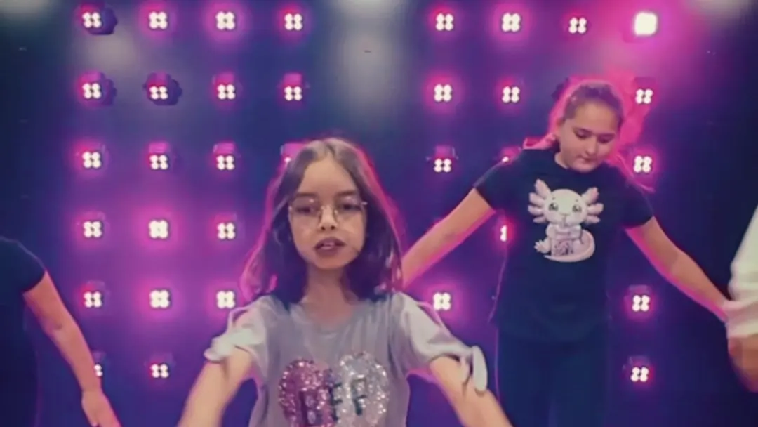 Deux enfants dansent pendant un cours chez Style and Move, à Marchienne-au-Pont