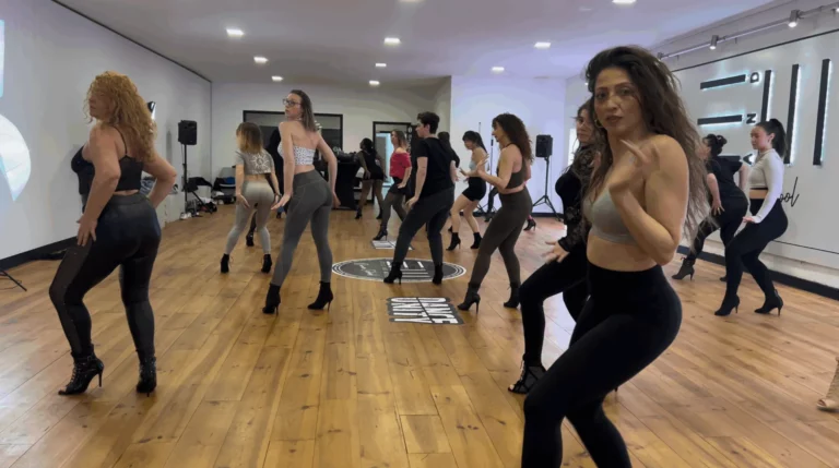 Des élèves dansent en talons pendant un cours de heels chez Style and Move, à Marchienne-au-Pont