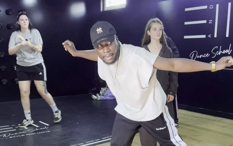 Larry et deux élèves dansent pendant un cours de hip-hop au studio Style and Move, à Marchienne-au-Pont