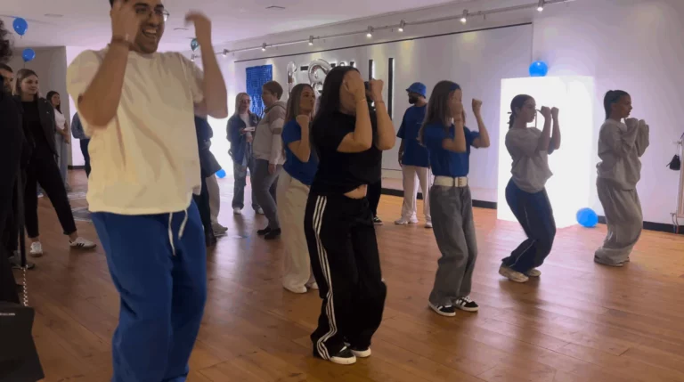 Des élèves dansent ensemble pendant un cours au studio Style and Move, à Marchienne-au-Pont