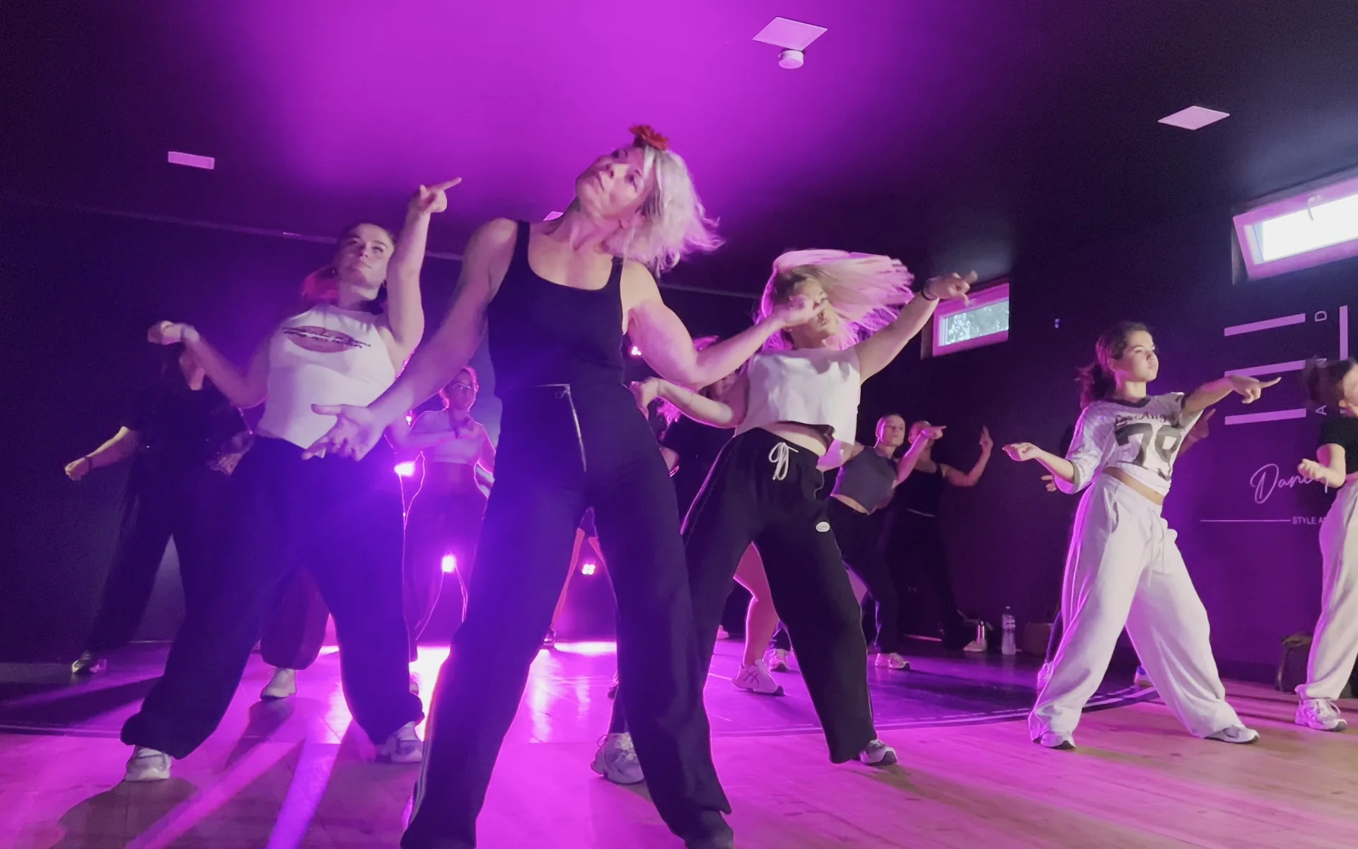 Des élèves dansent le ragga pendant un cours au studio Style and Move, à Marchienne-au-Pont