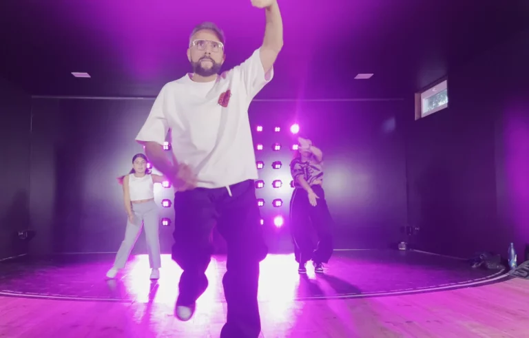 Des élèves dansent le reggaeton pendant un cours au studio Style and Move, à Marchienne-au-Pont