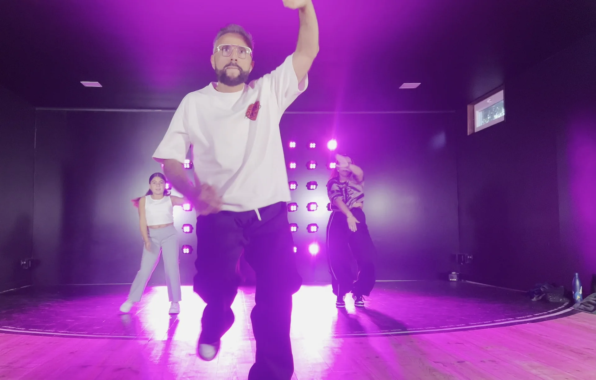 Des élèves dansent le reggaeton pendant un cours au studio Style and Move, à Marchienne-au-Pont