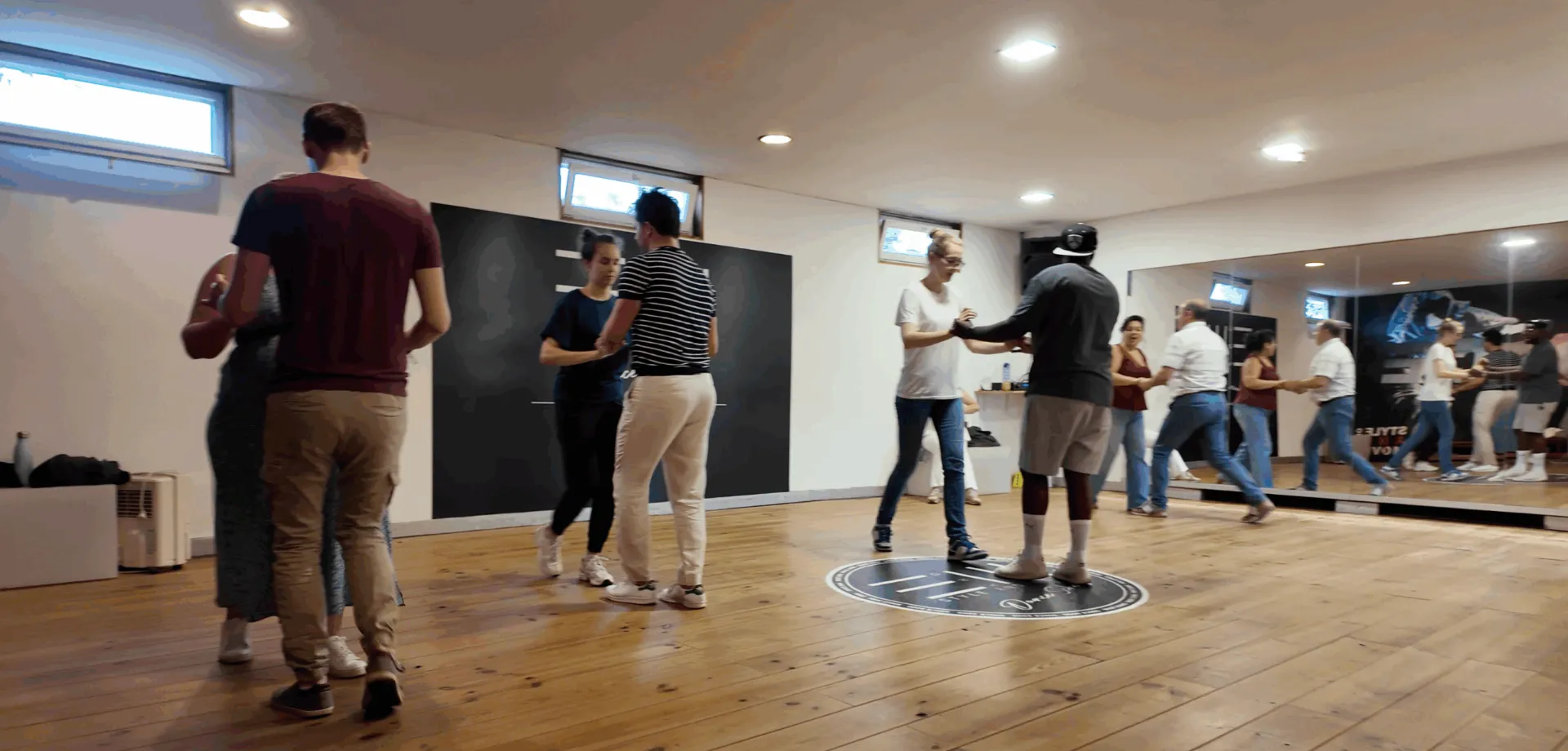 Des couples dansent pendant un cours au studio Style and Move, à Marchienne-au-Pont