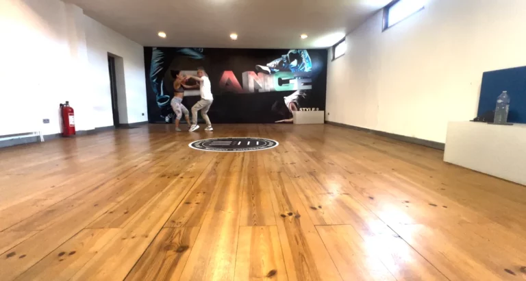 Studio 1 de 160 m² à Charleroi, parquet massif et mur graphique